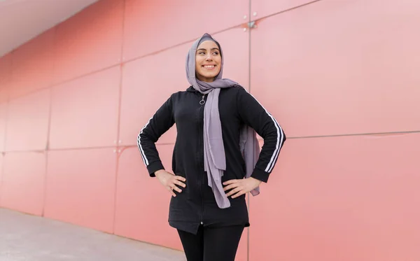 Portrait Souriante Femme Sportive Musulmane Dans Hijab Posant Près Mur — Photo