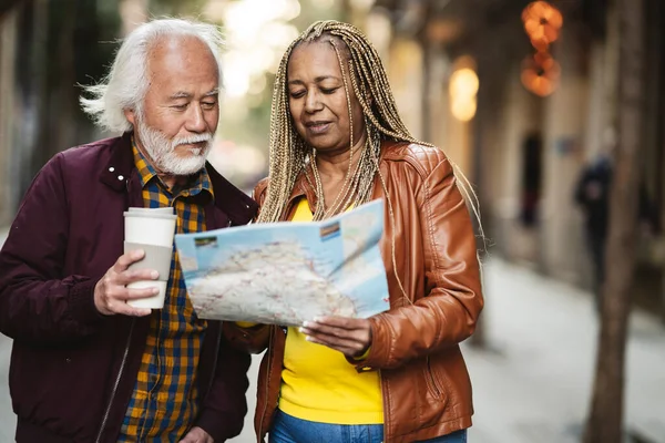 Wielorasowa Para Seniorów Podróżująca Mieście Mapą Ładni Seniorzy Podróżujący Emeryturę — Zdjęcie stockowe