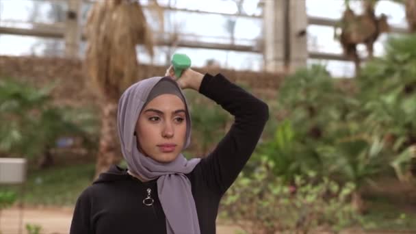 Мусульманская Женщина Тренируется Грузом Открытом Воздухе — стоковое видео