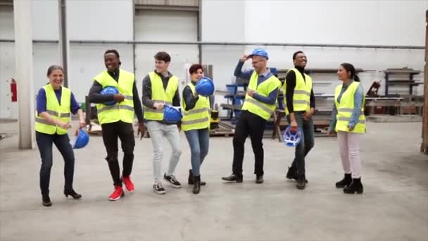 倉庫工場の多民族労働者とエンジニアは喜びを持って踊り成功を祝っています — ストック動画