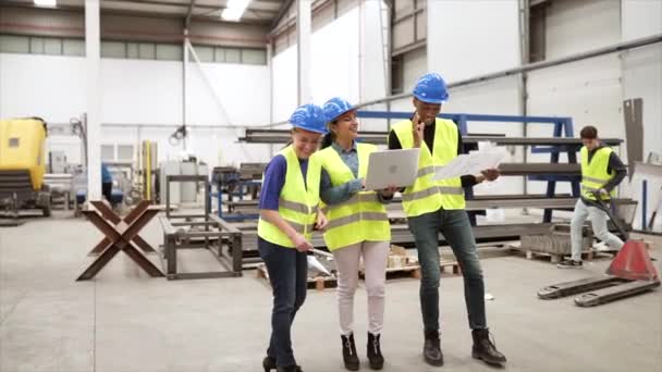 Compagnons Ingénieurs Multiraciaux Dans Une Usine Robotique Concept Fabrication Technologie — Video