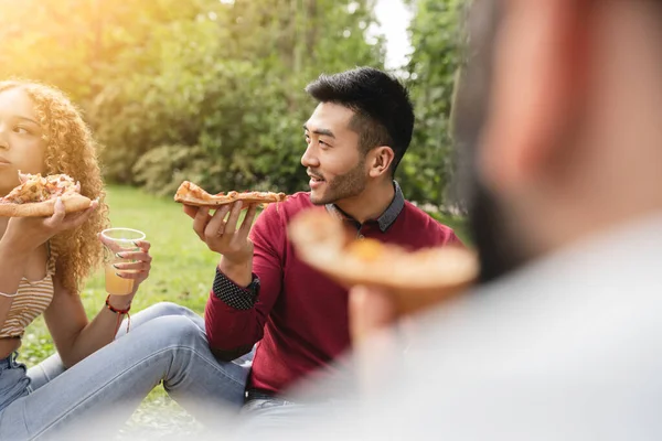 Asiatique Homme Manger Pizza Avec Amis Dans Parc — Photo