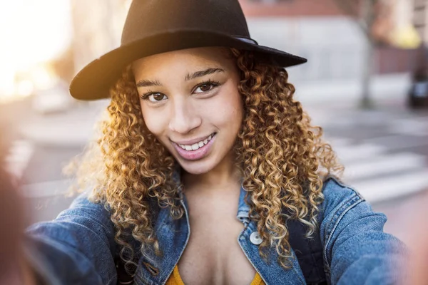 Hispanic Woman Traveler Hat Young Hispanic Backpacker Tourist Smiling Happy — Fotografia de Stock