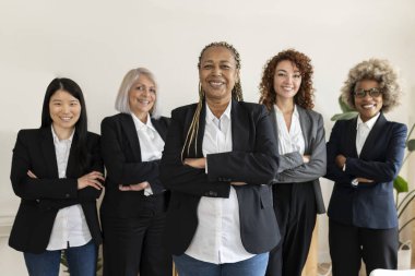 Farklı yaşlardaki farklı kadınlar, çok ırklı, ofiste iş kadını, kollarını kavuşturmuş kameraya bakıyor, Afro-Amerikan kadınlarına odaklanıyor.