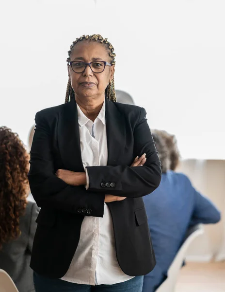 Kıdemli Afro-Amerikan iş kadını portresi, ofisinde. dikey resim