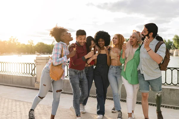 Grupo Amigos Multirraciais Felizes Comer Sorvete Juntos Parque Pôr Sol — Fotografia de Stock