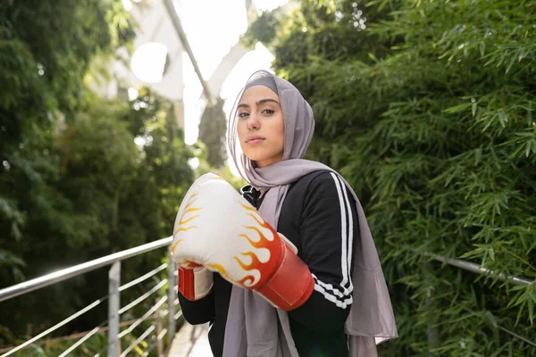 Muslim Woman Hijab Practicing Boxing Outdoors — 图库照片