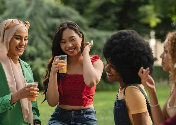 Multiracial Female Friends Having Drink Park Focus Asian Woman — Fotografia de Stock