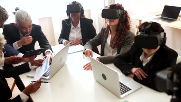 Multiracial Business People Using Virtual Reality Goggles Work Metaverse Using — Wideo stockowe
