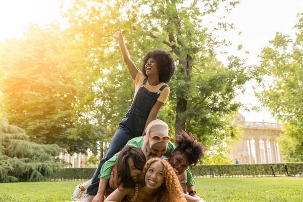 Jovens Felizes Melhores Amigos Divertindo Juntos Livre Grupo Multirracial Ligação — Fotografia de Stock