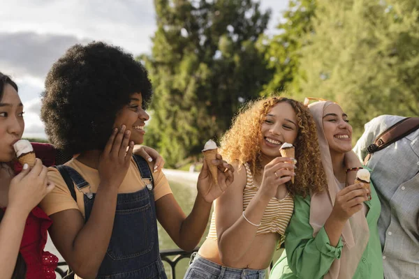 Meninas Comer Sorvete Divertindo Parque Diversidade Estilo Vida Conceito — Fotografia de Stock