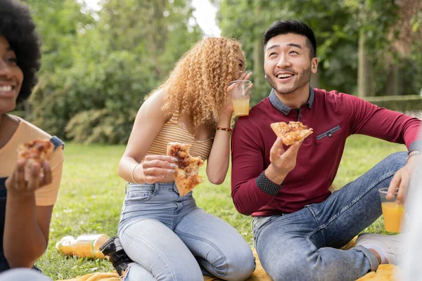 Aufgeregt Schönes Paar Erzählt Geheimnisse Freien Beim Picknick Essen — Stockfoto