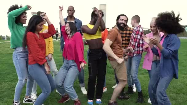 Amigos Diversos Bailando Parque Estilo Vida Grupo Personas Multiculturales Música — Vídeos de Stock