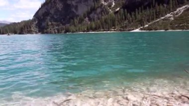 Dolomites dağlarındaki Braies Gölü Pragser Wildsee 'deki tekneler, Sudtirol, İtalya