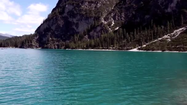 Widok Jezioro Braies Drewnianych Łodzi Wodzie Otoczony Przez Dolomity Trentino — Wideo stockowe