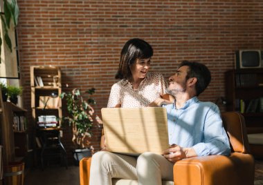 Evdeki oturma odasında ödenecek faturaları hesaplayan yaşlı çift. Olgun çift ve borç para kavramı