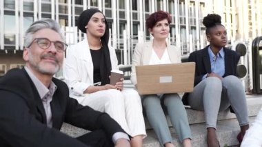 İş arkadaşları, çok ırklı, alkışlayıcı patron, dış, iş adamları verandada iş adamlarına tezahürat yapıyorlar.