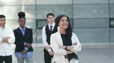 Müslüman Arap iş kadını portresi, ve onun dışarıdaki işçi ekibi - iş konsepti -