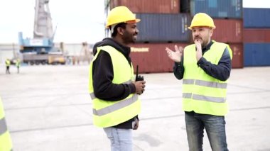 Kargo limanındaki meslektaşlarım tartışıyor, arka planda konteynırlar var..