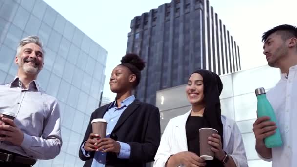 Multiracial Businessmen Different Generations Meeting Work Outdoor Meeting Concept – stockvideo