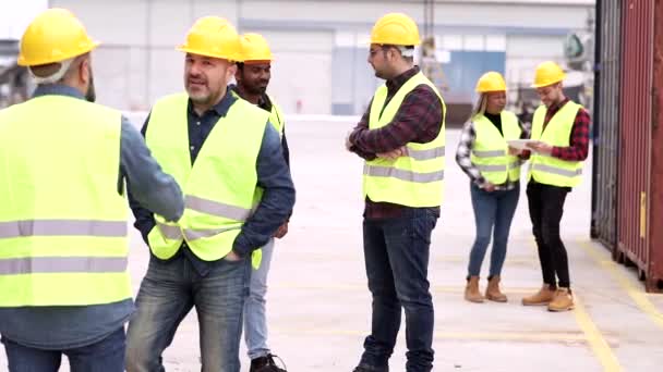 Gruppe Von Arbeitern Ingenieure Eines Hafens Für Waren Und Zoll — Stockvideo