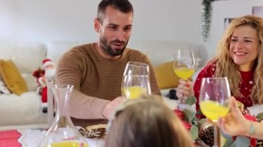 Noel 'de bayramları kutlayan mutlu beyaz bir aile, yeni yıl yemeği.