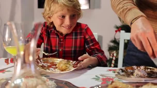 Kleine Jongen Danst Tijdens Kerstdiner — Stockvideo