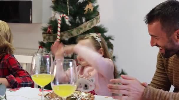 一家人在圣诞晚宴上跳舞的女孩在唱圣诞歌曲 — 图库视频影像