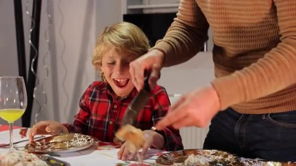 Happy Père Coupe Rôti Dinde Noël Pour Son Fils Famille — Video
