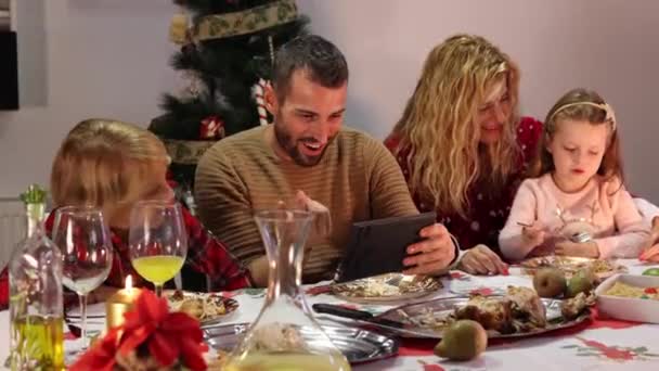 Familj Med Barn Vid Jul Att Äta Middag Med Hjälp — Stockvideo