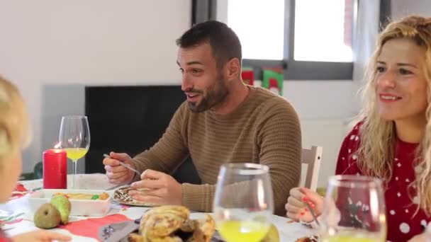 Cena Natale Con Famiglia Concentrati Sul Padre Che Parla Con — Video Stock