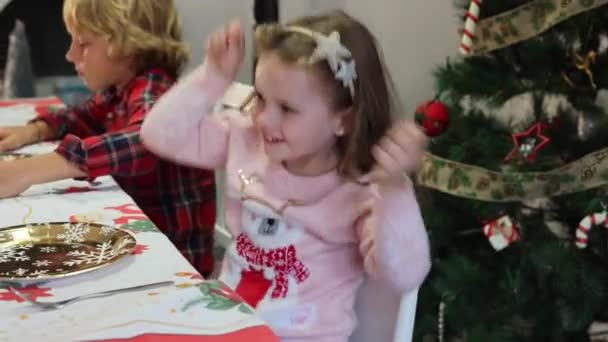 Familia Cena Navidad Chica Bailando Canciones Navidad — Vídeo de stock