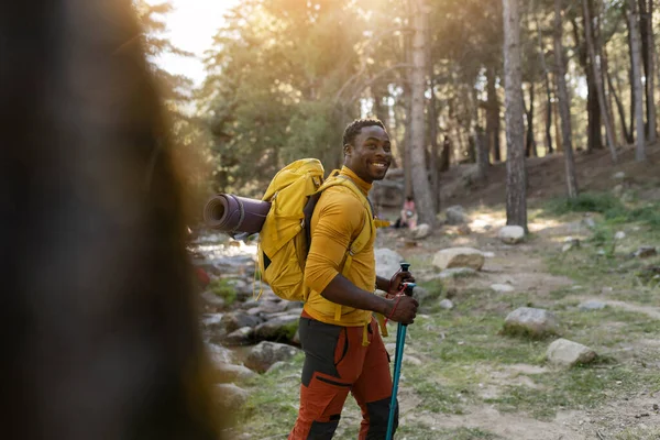 Homem Feliz Caminhante Natureza Viajante Aventureiro — Fotografia de Stock