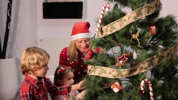 Mãe Com Seus Filhos Curtindo Natal Casa Mãe Feliz Crianças — Vídeo de Stock