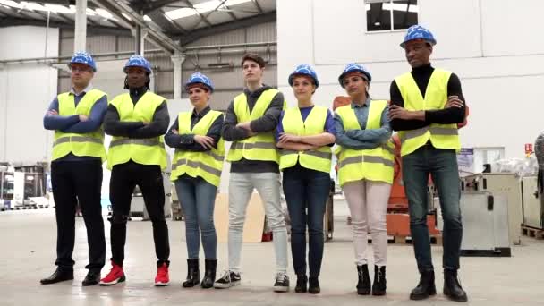Gruppe Multiethnischer Arbeiter Der Montage Von Schutzhelmen Ingenieure Robotik Fabrik — Stockvideo