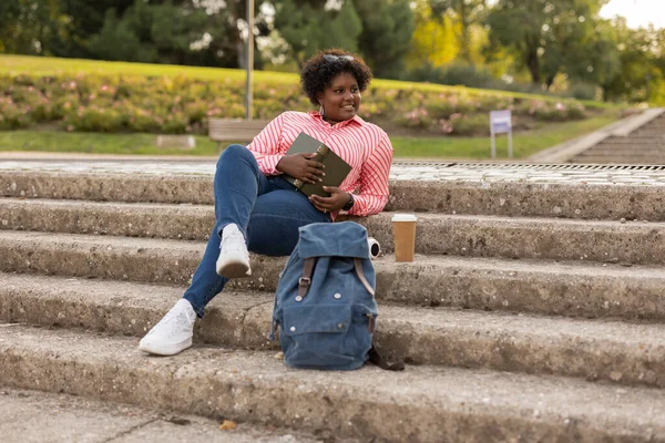 Jovem Afro Americana Jovem Grande Mulher Sentada Nas Escadas Parque — Fotografia de Stock