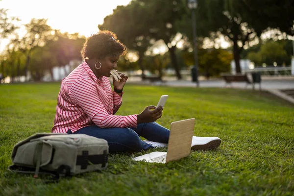 Joven Mujer Con Curvas Afro Usando Teléfono Una Pausa Para — Foto de Stock