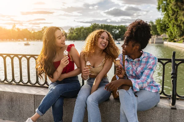 Africano Hispânico Asiático Mulheres Pendurado Perto Rio Comer Sorvete — Fotografia de Stock