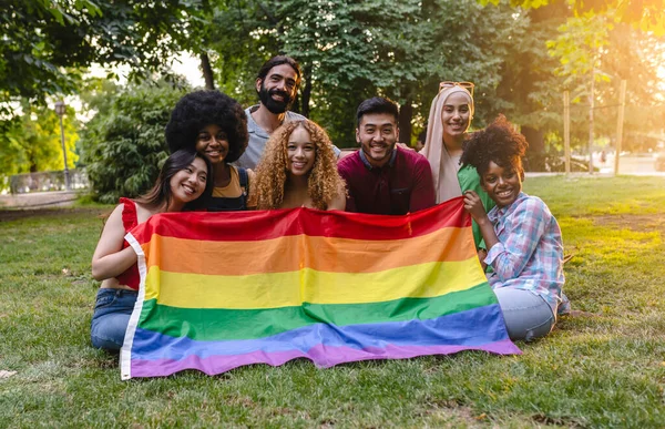 Unga Multiraser Som Tar Ett Gruppfoto Med Hbt Regnbågsflagga Parken — Stockfoto