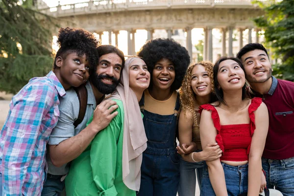 Çok Irklı Genç Arkadaşlar Grubu Dışarıdaki Kameralara Gülümseyen Insanlar Toplum — Stok fotoğraf