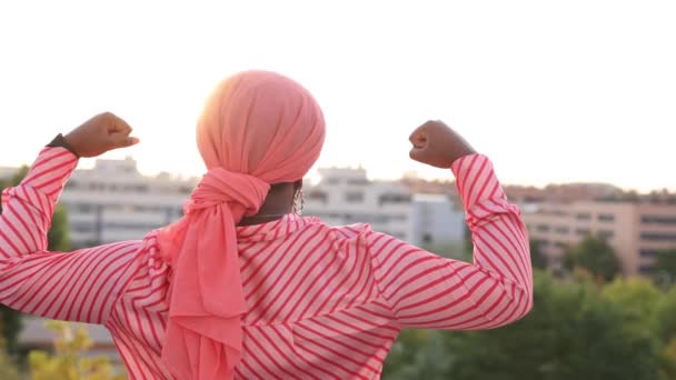 Wanita Muda Afrika Amerika Yang Mengenakan Kerudung Merah Muda Melawan — Stok Video