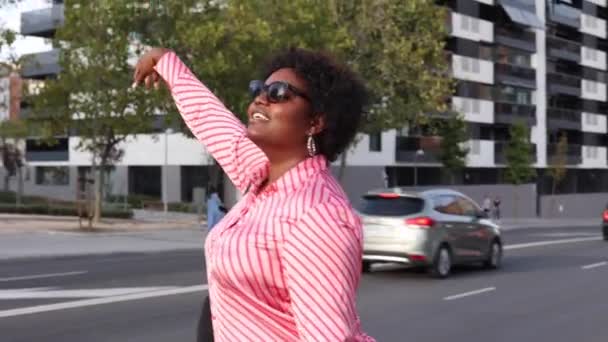 Smiling African American Curvy Woman Waiting Taxi Car Street — Stock Video