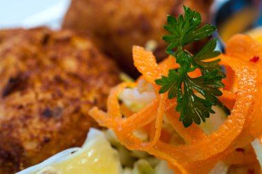 maydanoz ve havuç ile dekore edilmiş çanak