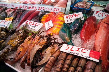 Okinawa piyasada çiğ deniz mahsulleri