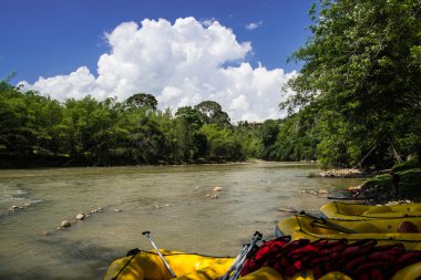 sandallar kiulu Nehri'nde rafting için hazır