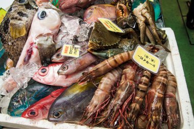 Japon piyasa üzerinde satış çiğ deniz mahsulleri ile kutu