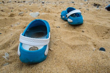 Sahil kumu bırakarak sandalet