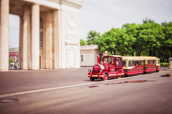 Trein in het park. — Stockfoto