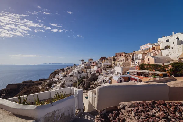 Ostrov Santorini. Řecko. Oia. bílá hlína, bílé budovy. — Stock fotografie