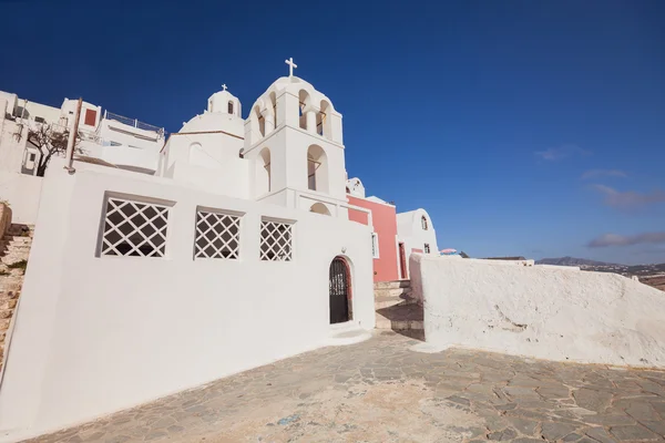 Ostrov Santorini. Řecko. Fira. bílé budovy, Bílý kostel. — Stock fotografie